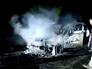 Alev alev yanan otomobilden son anda kurtuldular