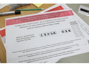 Kosova'da halk sandık başında