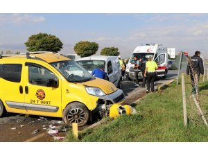 Erzincan’da trafik kazası: 2’i polis 3 yaralı