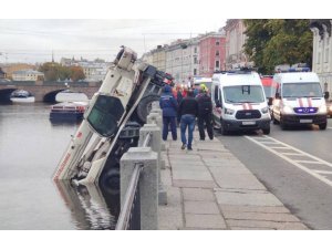 Rusya’da vinç nehre uçtu