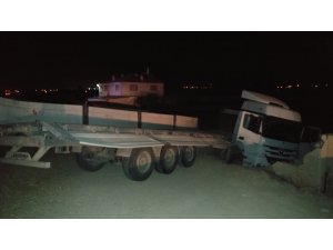 Traverten taşı yüklü tır yoldan çıktı: 1 yaralı