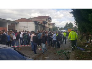 Sakarya'da tır otobüs durağına çarptı: 2 ölü, 3 yaralı