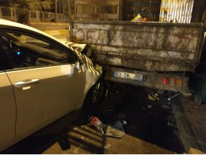 Otomobil park halindeki kamyonette çarptı: 1 yaralı