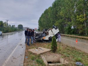 İşçileri taşıyan minibüs refüjde takla attı: 6 yaralı