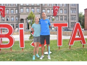 100 kilometrelik ultramaratonu 8 saat 38 dakikada tamamladı