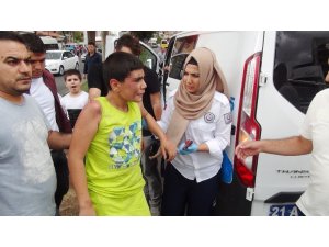 Yolun karşısına geçen küçük çocuğa otomobil çarptı