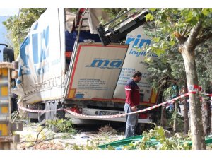 Tırın yolcu durağını biçtiği kaza: 2 ölü, 3 yaralı