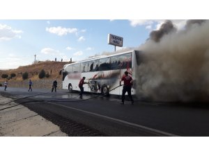 Alev alan otobüsten son anda kurtuldular