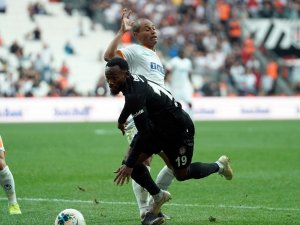 Beşiktaş maçı 10 kişi tamamladı