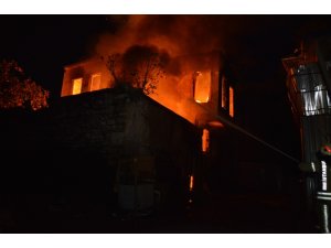 Fatih’te iki katlı metruk bina alev alev yandı