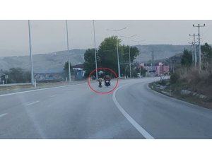 Motosiklet üstünde yatarak giden sürücü tehlike saçtı