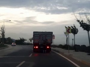 Kurtköy’de patenli gencin tehlikeli yolculuğu kamerada