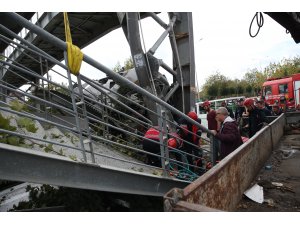 Sakarya'da tırın otobüs durağına çarptığı kaza