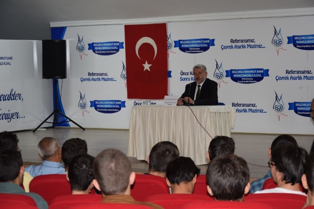 Rektör Prof. Dr. Yusuf Şahin öğrencilerle buluştu