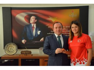 Dünya şampiyonu Habibe’den Milli Eğitim Müdürü Yıldız’a ziyaret