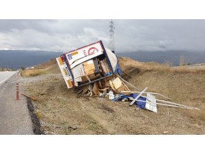 Tosya’da kontrolden çıkan tır devrildi: 1 yaralı