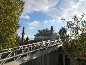 Çatıda çıkan yangın kısa sürede söndürüldü