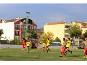Dili nefes borusuna futbolcu ölümden döndü