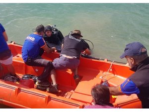 Yaşlı adamın bastonu bulunmuştu, suda cansız bedenine ulaşıldı