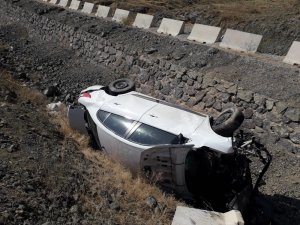 Otomobil baraj gölüne düşmekten son anda kurtuldu