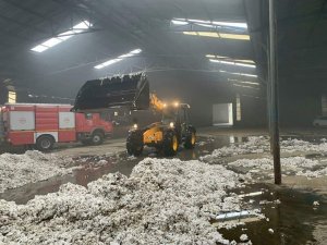 Foça’da pamuk deposu yandı, hasar büyük