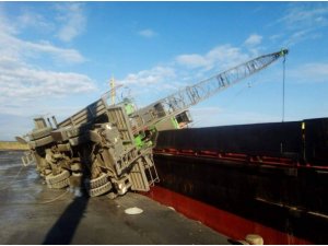 Limandaki geminin üzerine vinç devrildi