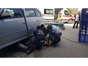 Otomobil altından çıkartıp müdahale ettiler