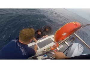 GÜNCELLEME - Batan bottaki 11 düzensiz göçmen kurtarıldı