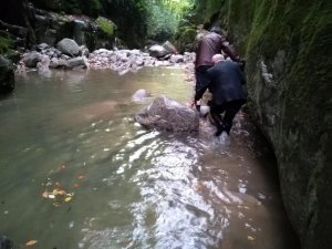 Şelalede ayağı kayan il genel meclisi üyesini muhtar kurtardı