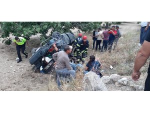 Buharkent’te otomobil şarampole devrildi: 6 yaralı