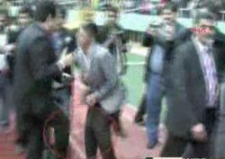 Tatlıses hemşehrisini tekmeledi