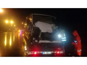 İzmir’de minibüs tıra arkadan çarptı: 1 yaralı