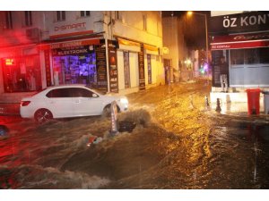 Turizm cenneti Bodrum’da caddeler sokaklar göle döndü, ekipler teyakkuza geçti