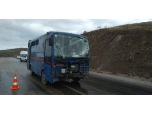 Sivas’ta cezaevi nakil  aracı devrildi: 10 yaralı