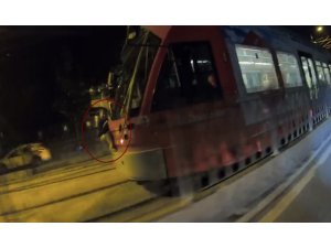 İstanbul’da tramvaya asılan küçük çocuk şoke etti
