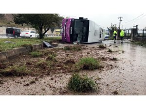Sakarya’da yağışlı havada kontrolden çıkan otobüs kaza yaptı