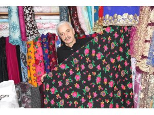Yöresel kıyafet şal tekrar moda oldu