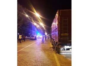 16 yaşındaki ehliyetsiz sürücü önce tıra sonra refüje çarptı