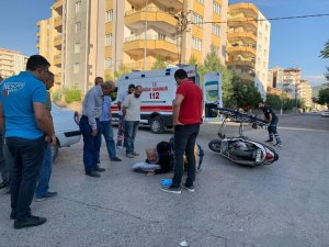 Motosiklet ile otomobil çarpıştı: 1 yaralı