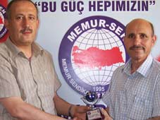 MemurSen'den Mehmet Kılıç'a plaket