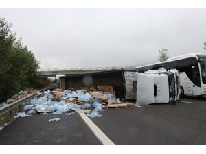 TEM’de, kontrolden çıkan su yüklü tır devrildi