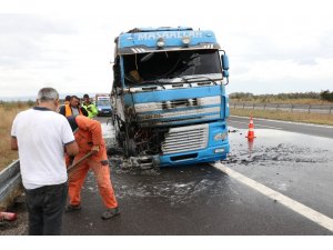 Bolu’da TEM Otoyolu’nda lastiği patlayan tır yandı
