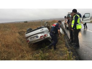 Yağışlı hava kaza getirdi, takla atan araçta 3 kişi yaralandı