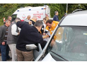 İnebolu’da köprü girişinde iki araç çarpıştı: 2 yaralı