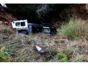 Otomobil kayganlaşan yolda dereye yuvarlandı: 3 yaralı