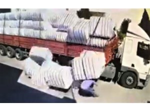 Park halindeki tırın dorsesinden düşen pamuk balyaları işçiyi yaraladı