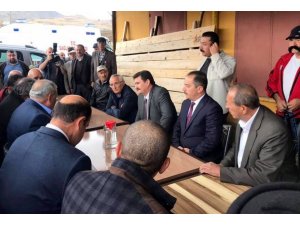 Vali Arslantaş, trafik kazasında hayatını kaybeden muhtarın cenaze törenine katıldı