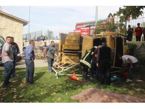 Otomobile çarpan kamyon lunaparkın bahçesine düştü