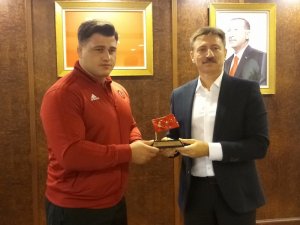 Dünya Şampiyonu güreşçi Rıza Kayaalp’in ismi spor salonuna verildi