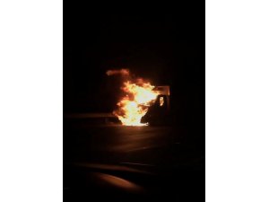 Tekstil yükü Kamyonet alevlere teslim oldu